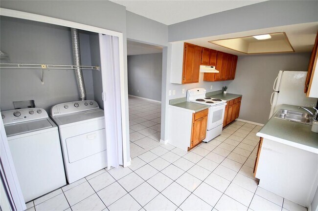 Building Photo - 3283 Oak Lake Pl