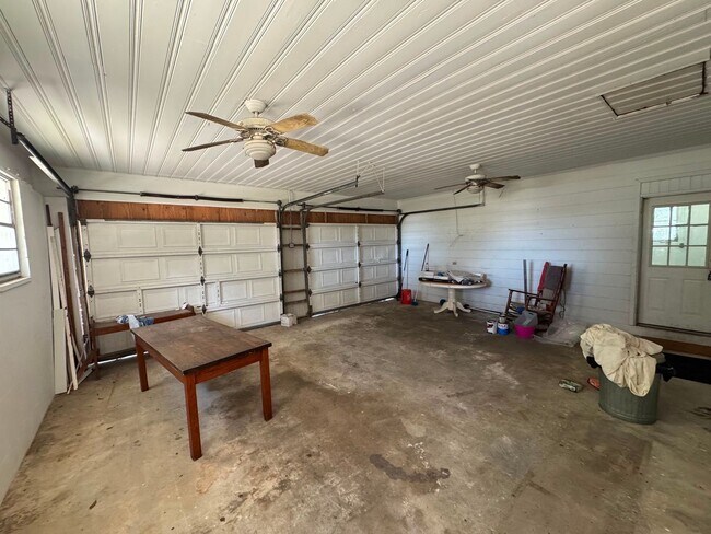 Building Photo - No HOA. Oversized 3/2 Home. NEW PHOTOS COMING SOON