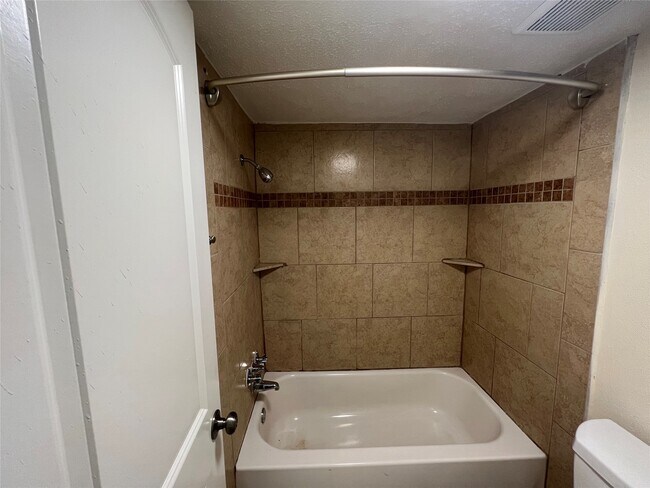 Building Photo - 10110 Westview Dr