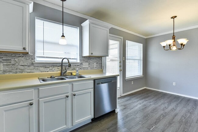 Building Photo - 4600 Donegal Bay Ct