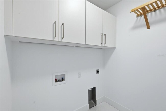 Building Photo - 111 S Pineapple Ave