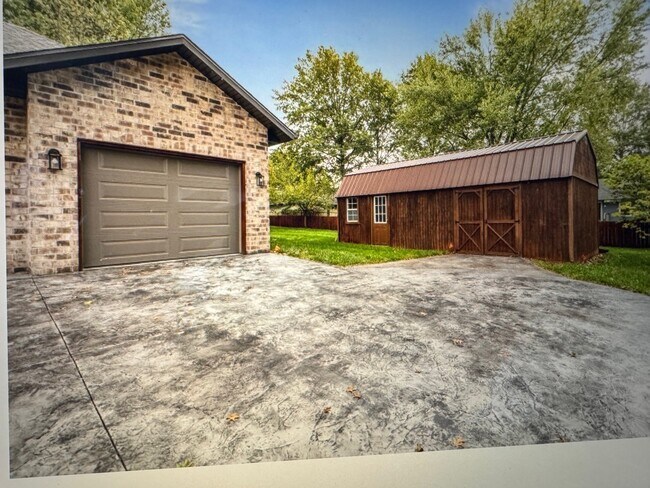 Building Photo - 104 W Aven Ave