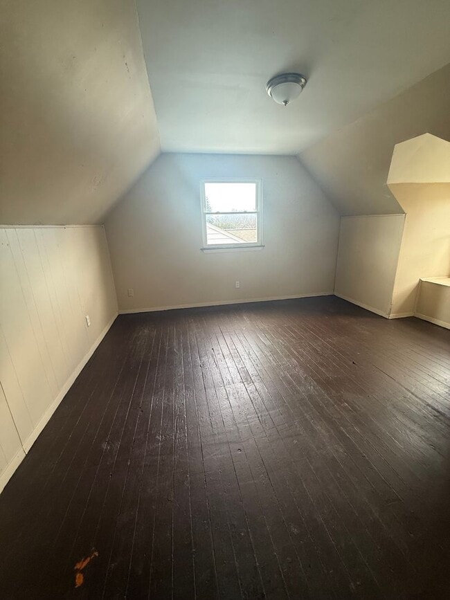 Building Photo - 4bd Single Euclid Water/Sewer Included Section 8