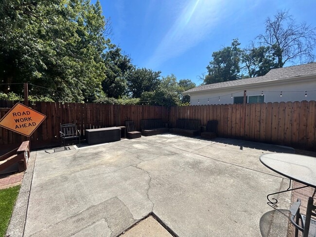 Building Photo - 2 bed, 1 bath, Bonus Room with Built-in Bar