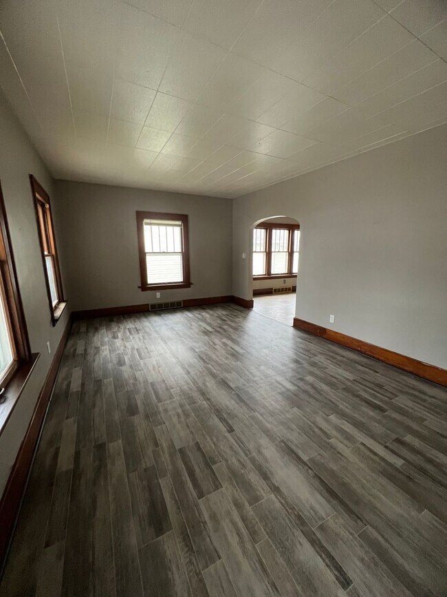 Building Photo - MORE PICTURES COMING SOON! There is a $25 ...