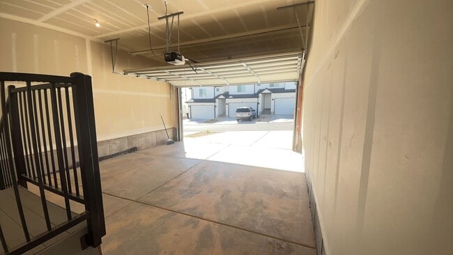 Building Photo - Modern 4 Bedroom Townhome in Cedar City. P...