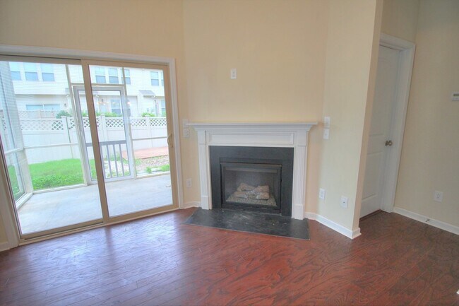Building Photo - End Unit Townhome with Screened Porch & Fenced Yard!