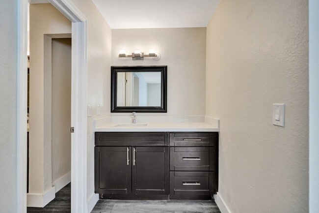 Building Photo - 2BED/1BATH renovated apartment ready to MOVE IN!