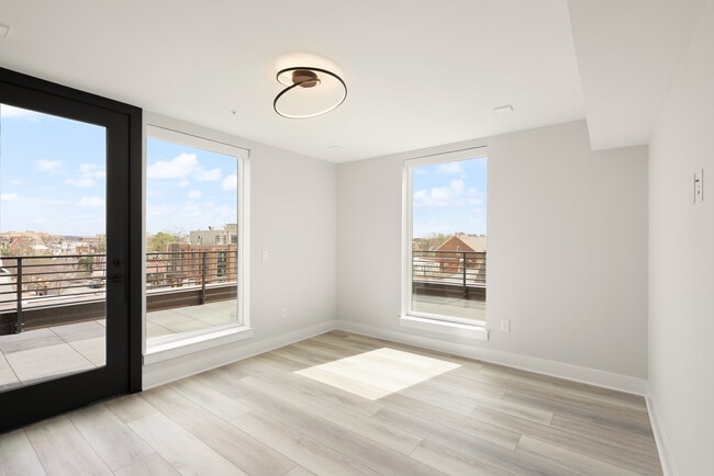 Building Photo - 701 N Henry St