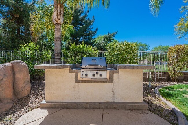 Building Photo - 3423 E Page Ave