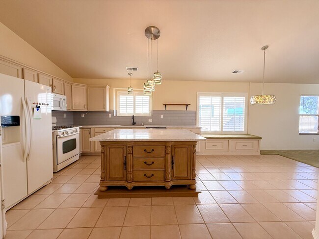 Building Photo - Spacious Home in Ventana Ranch