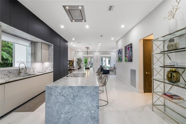 Building Photo - 8941 SW 65th Ct