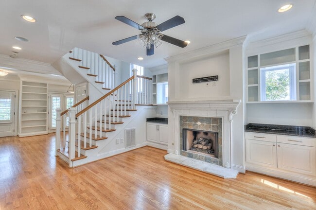 Building Photo - Perfect Brownstone in Sylvan Park near West End