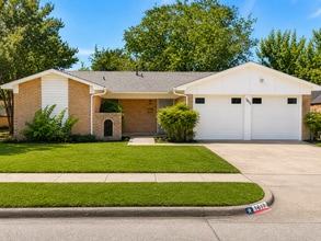 Building Photo - 1617 Crest Park Dr