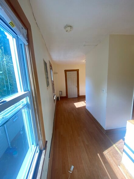 Building Photo - 13 Andrew St