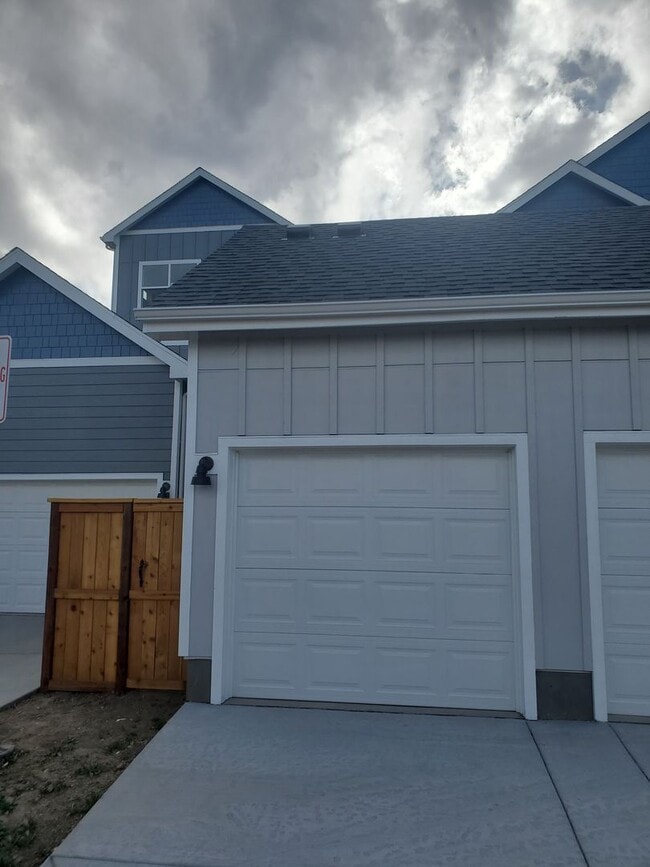 Building Photo - Beautiful and Updated 2BR Townhome With At...