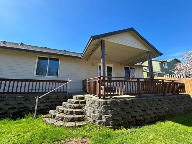 Building Photo - AVAILABLE NOW!! 3bd/2ba FANTASTIC Dead End Street - HUGE MASTER SUITE!