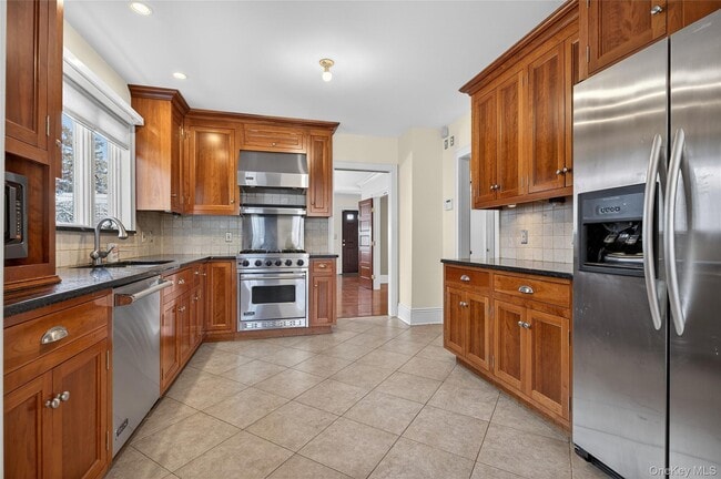 Building Photo - 35 Birch St