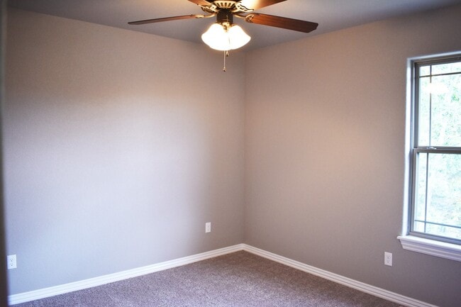 Building Photo - 3 Bedroom 2.5 Bathroom Home in Fayetteville AR!