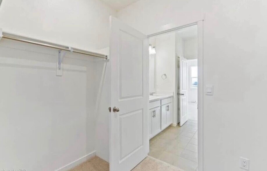 Building Photo - 9911 Cathay St