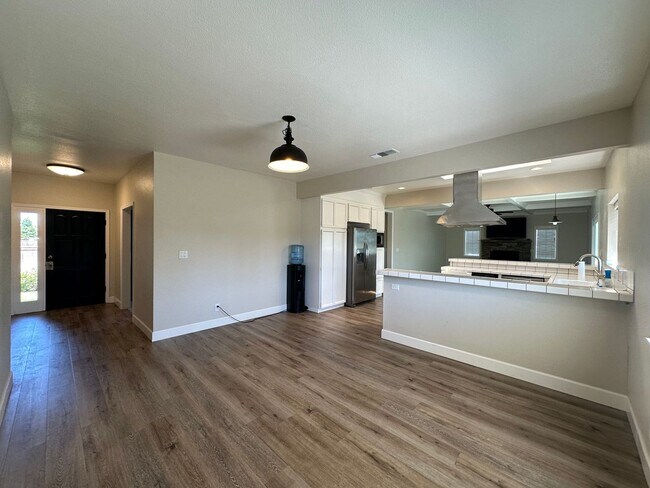 Building Photo - 4 Bedroom Home on Half Acre Lot