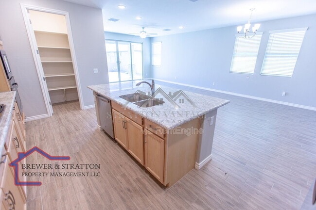 Building Photo - 15243 W Latham St