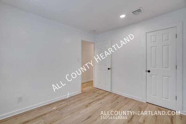 Building Photo - 208 W Kittyhawk Dr