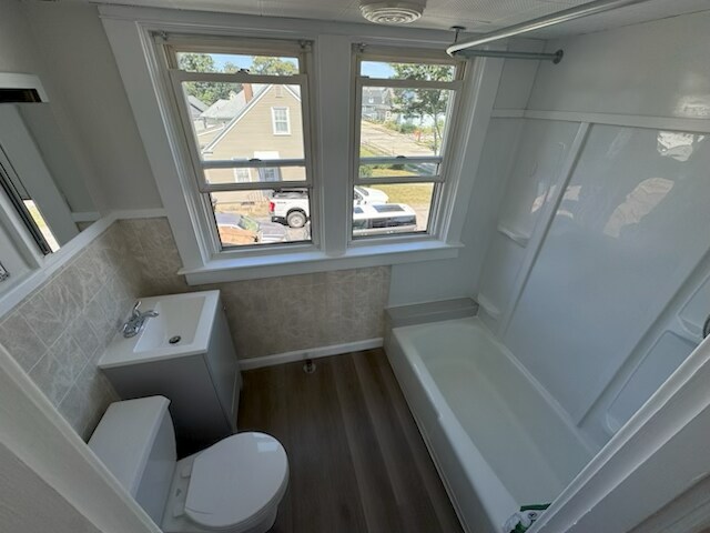 bath - 163 Burgess Ave