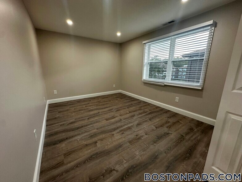 Building Photo - 25 Kenmar Dr