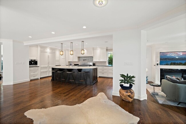 Building Photo - 4Bd/4.5Ba Medina House