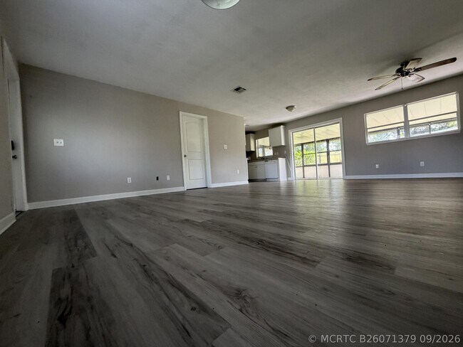 Building Photo - 1633 SE Arapaho Ave