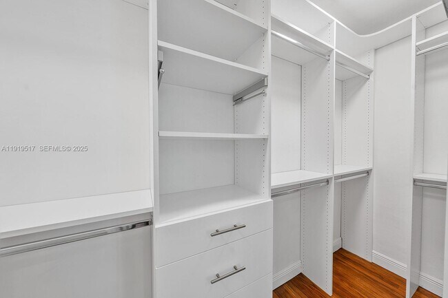 Building Photo - 5915 La Gorce Dr