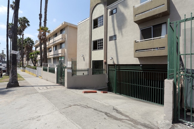 Primary Photo - 943 Elden Ave