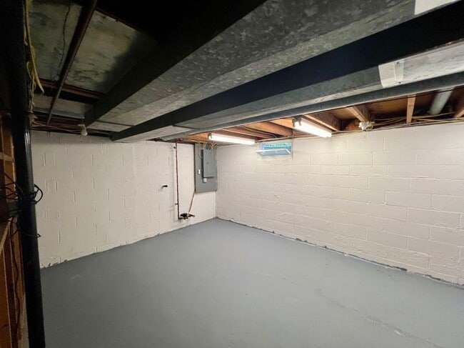 Building Photo - 427 Mosley Dr