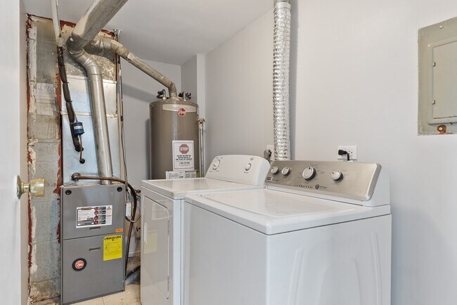 Building Photo - 1681 Queensbury Cir