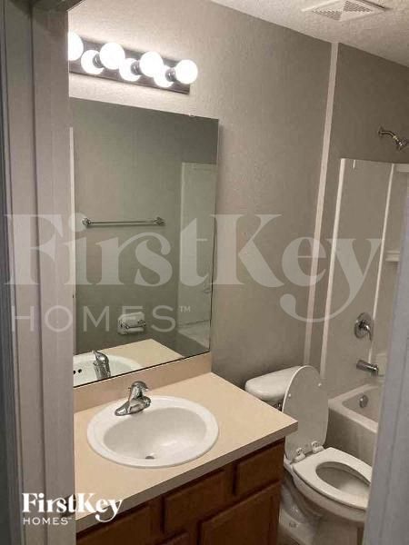 Building Photo - 403 W New England Dr