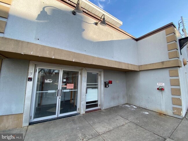 Building Photo - 13 E St
