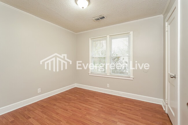 Building Photo - 141 Stewart Rd SE