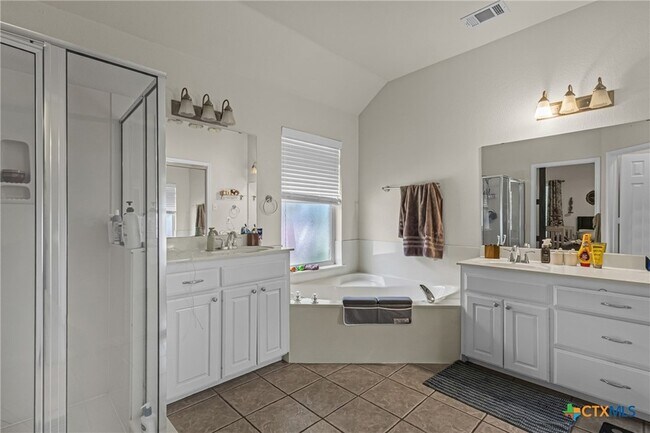 Building Photo - 606 Lantana St