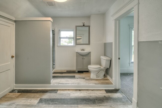 Building Photo - Beautifully updated 3-bedroom, 1-bath home that’s move-in ready.