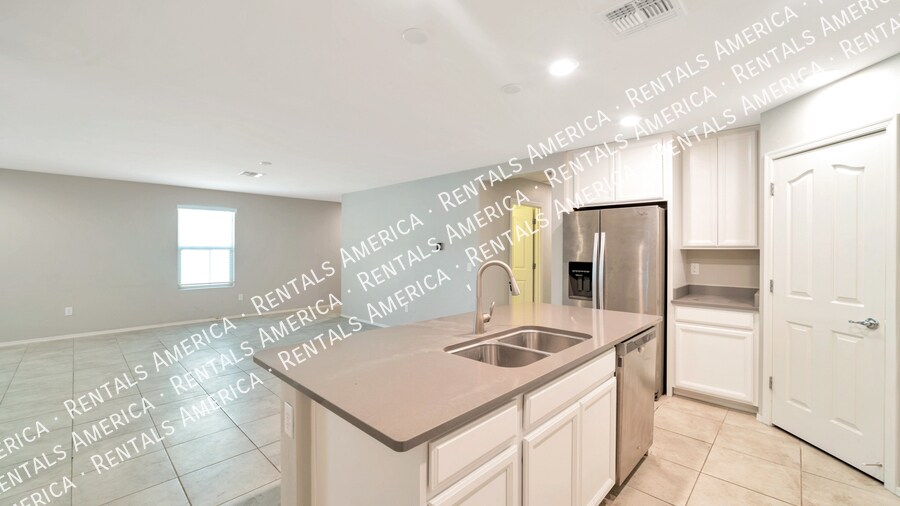 Building Photo - 4910 S River Run Dr