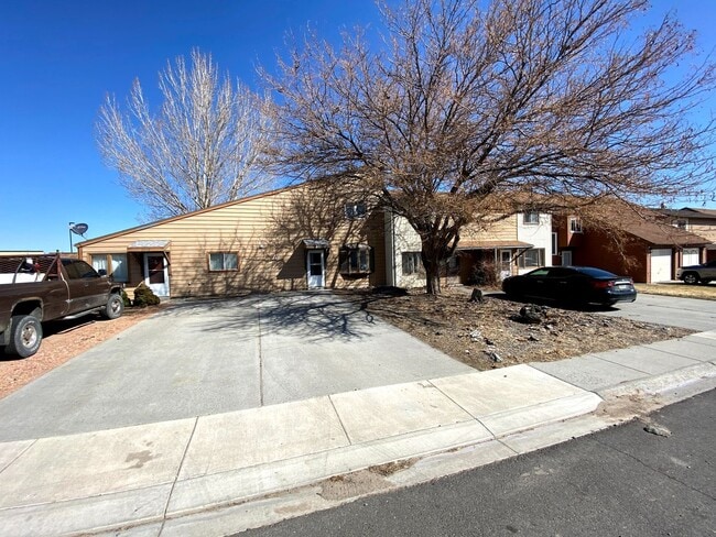Building Photo - 3 Bedroom, 1.5 Bathroom Townhouse Next to High School and Middle School