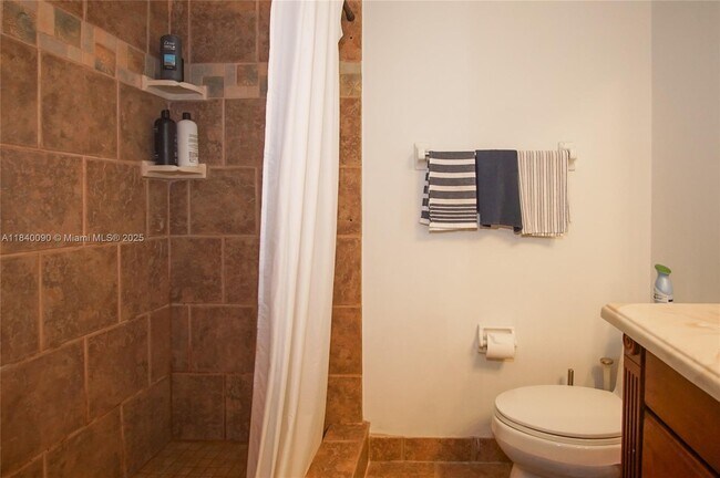 Building Photo - 407 Gardens Dr