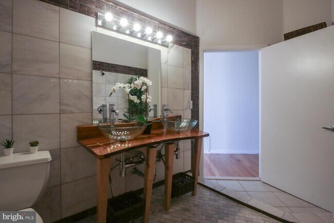 Building Photo - 2200 Arch St