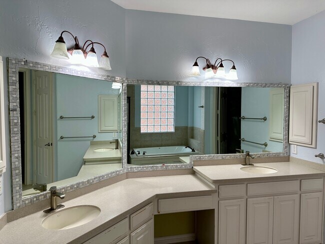 Building Photo - 928 Falcon Dr