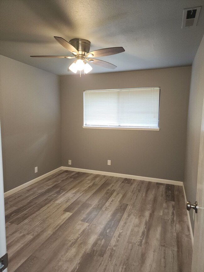 Building Photo - 8616-8618 La Riviera Dr