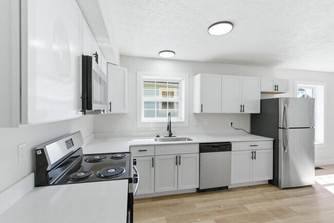 Building Photo - 144 N Quentin Ave