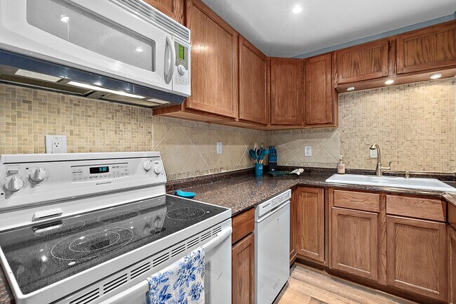 Building Photo - Spacious Oceanfront Condo