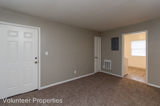 Building Photo - 3301 Pinewood Ave