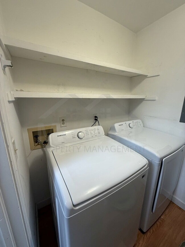 Building Photo - 1560 Meadowside Dr
